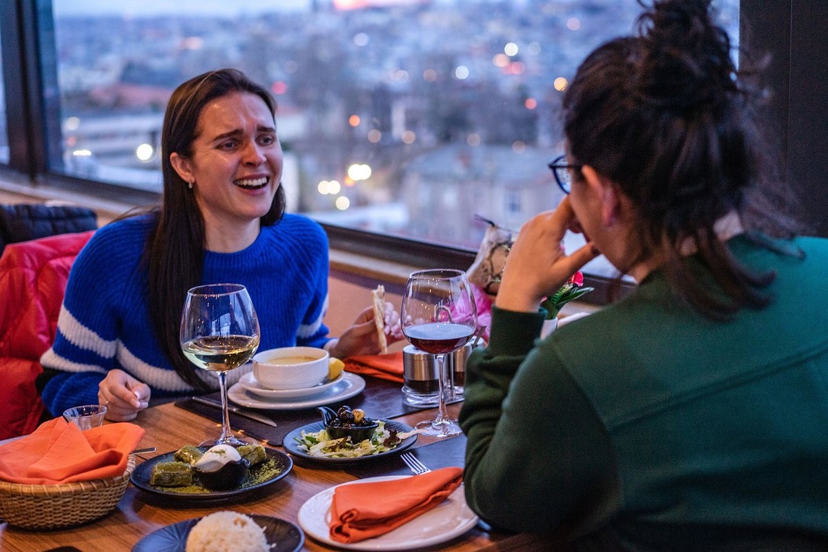 Amies attablées lors d'une soirée conviviale