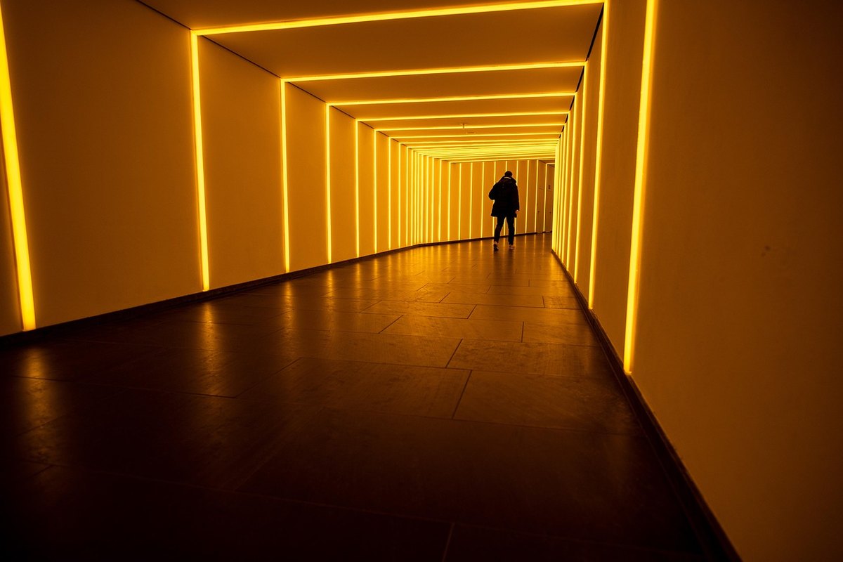 Couloir éclairé en orange avec une perspective sans fin