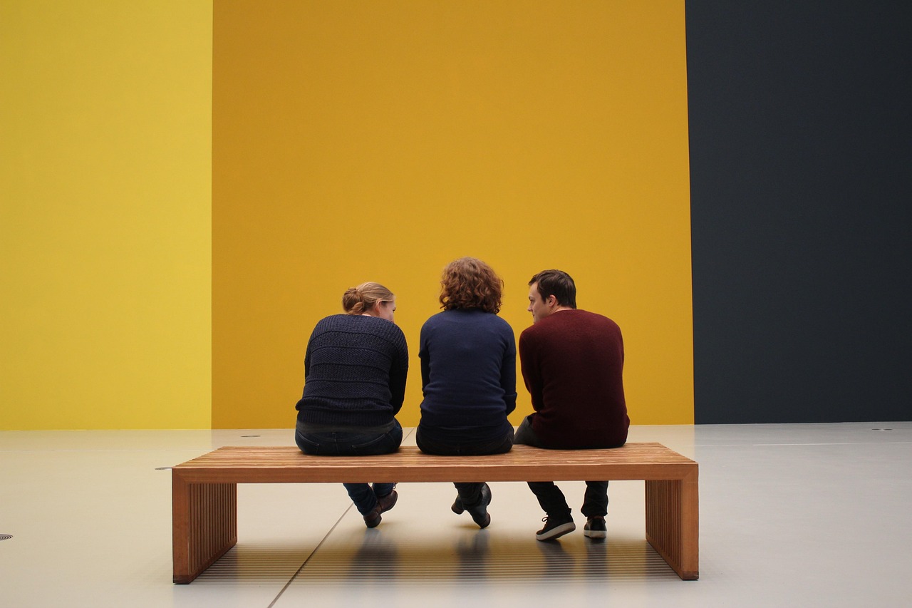 Visiteurs dans une galerie de musée