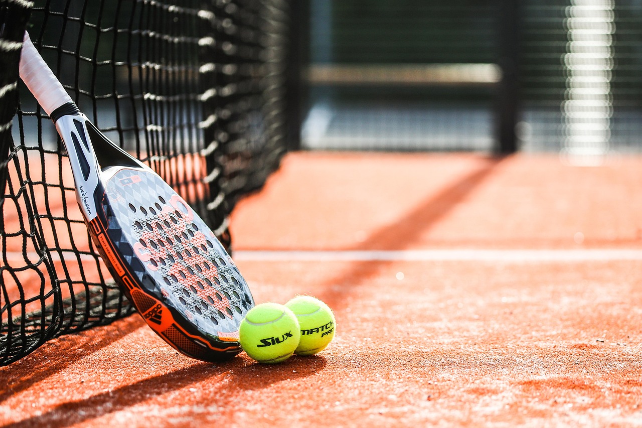 Raquette de padel et balle sur un terrain