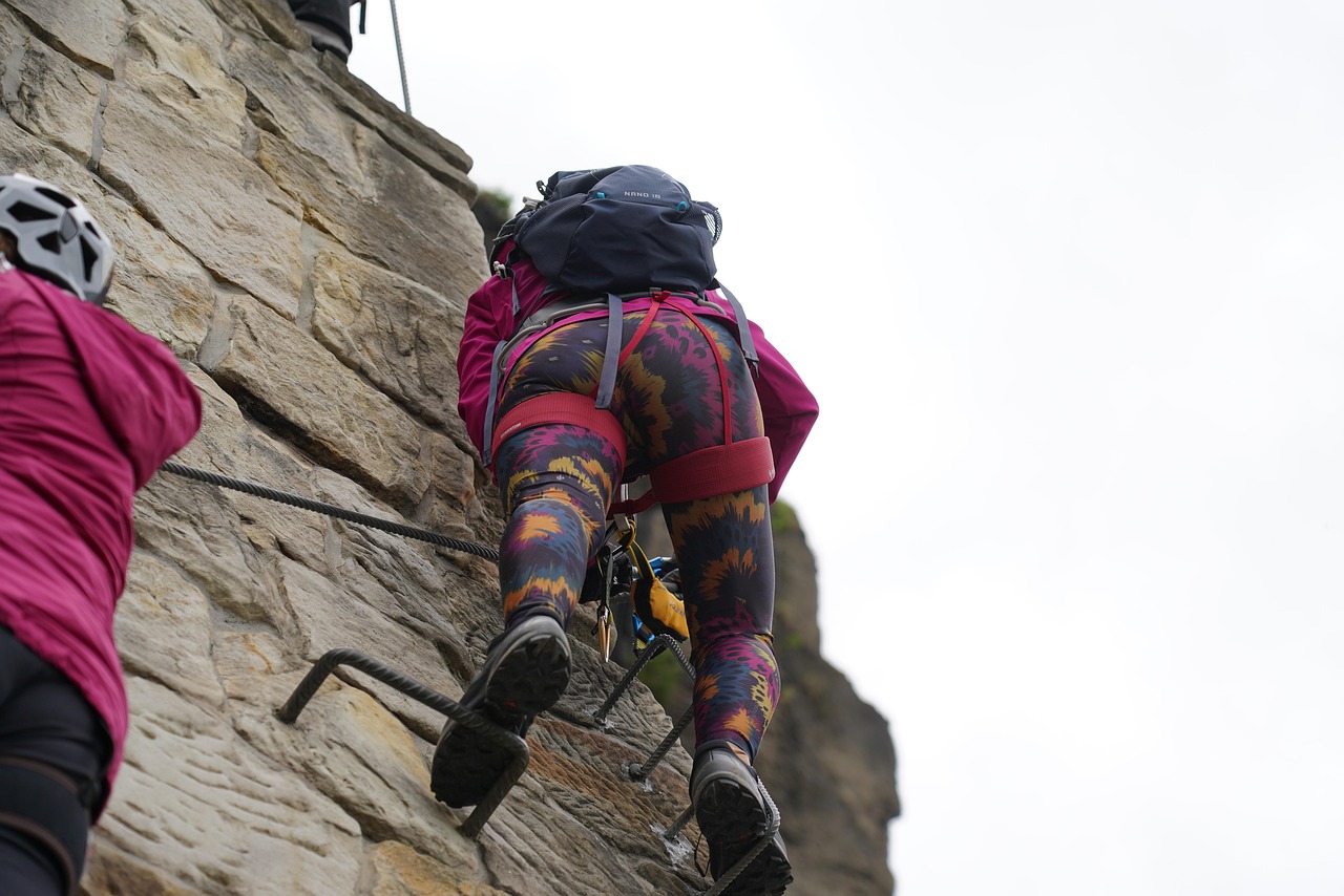 Grimpeuse progressant sur une via ferrata