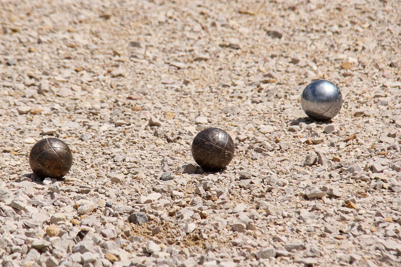 Comment débuter la pétanque : règles et matériel