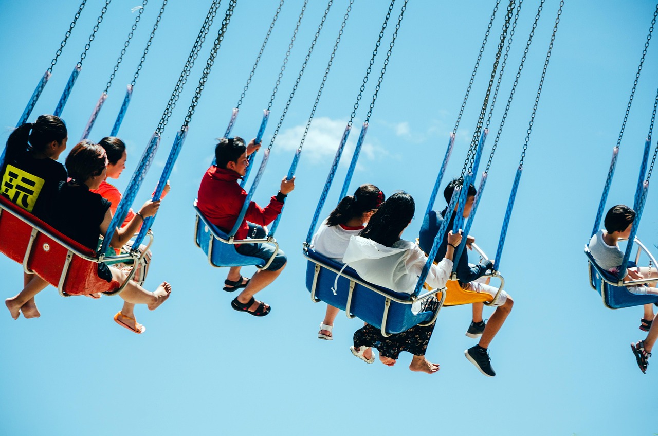 Attractions et manèges dans un parc d'attractions familial